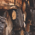 Waarom knettert hout in de open haard en hoe kun je dit verminderen?