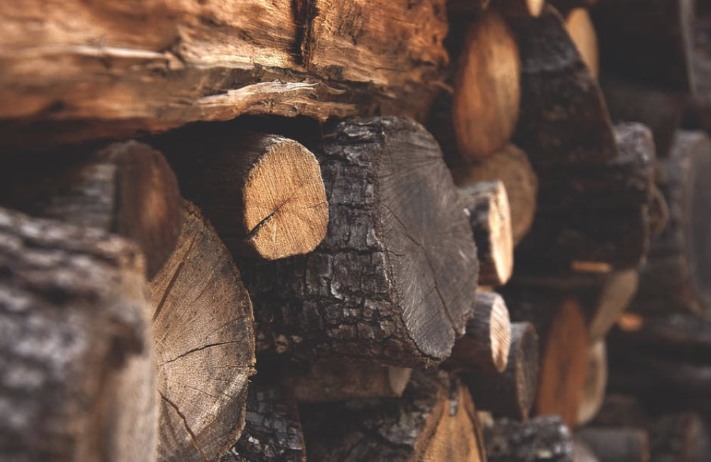 Waarom knettert hout in de open haard en hoe kun je dit verminderen?