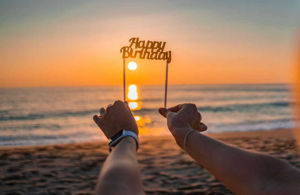 Verjaardag op vakantie vieren: zo maak je er een feestdag van zonder gedoe