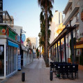 Cala Ratjada winkels: waar je winkelt, wat je vindt en wat je beter thuis koopt