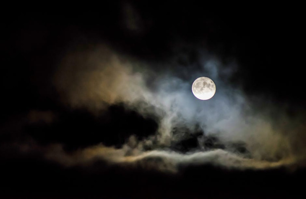 Waarom slapen mensen slecht tijdens een volle maan?