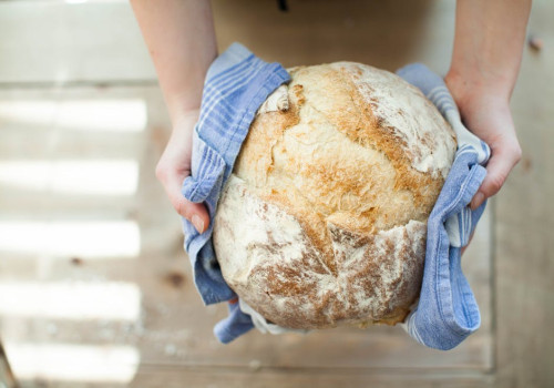 Waarom wordt brood soms sneller oud als het in de koelkast ligt?