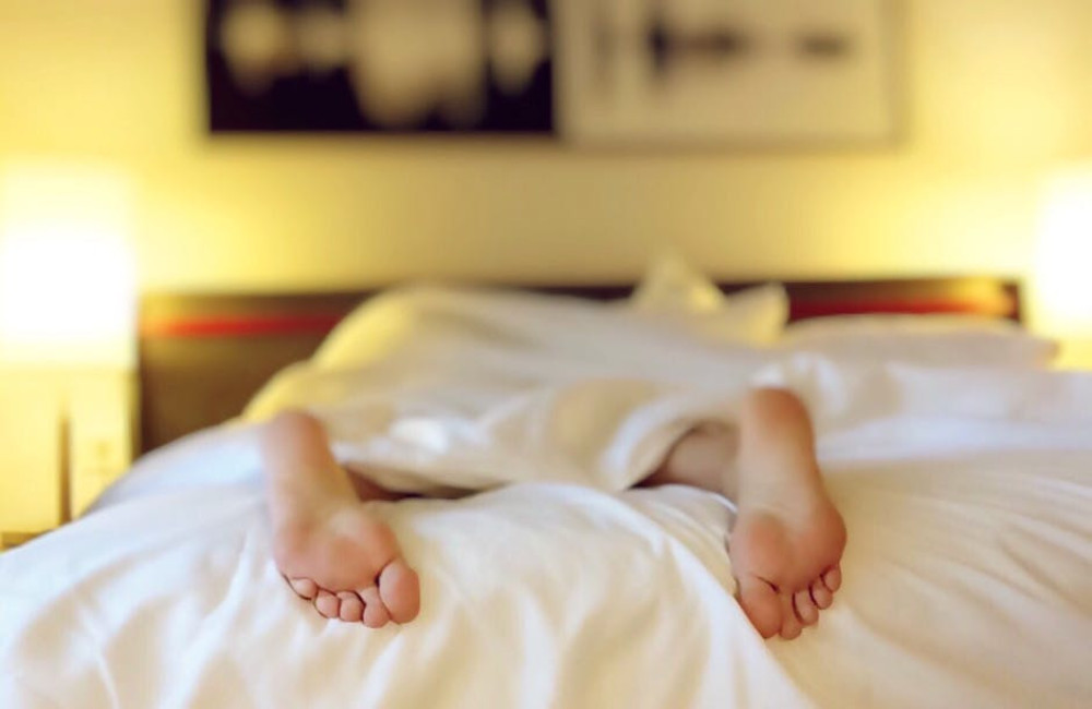 Waarom slapen in een donkere kamer beter is voor je gezondheid