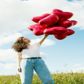 Waarom blijft een ballon plakken aan je haar na het opblazen?