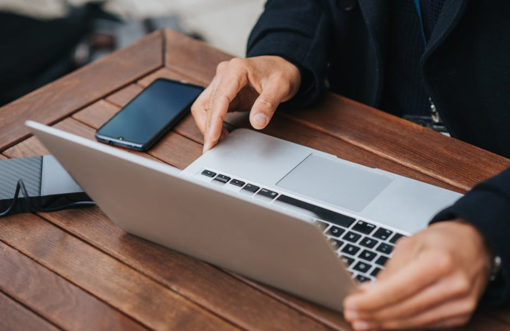 Hoe stel je een wachtwoordmanager in voor een gezin met vier personen en twee tablets