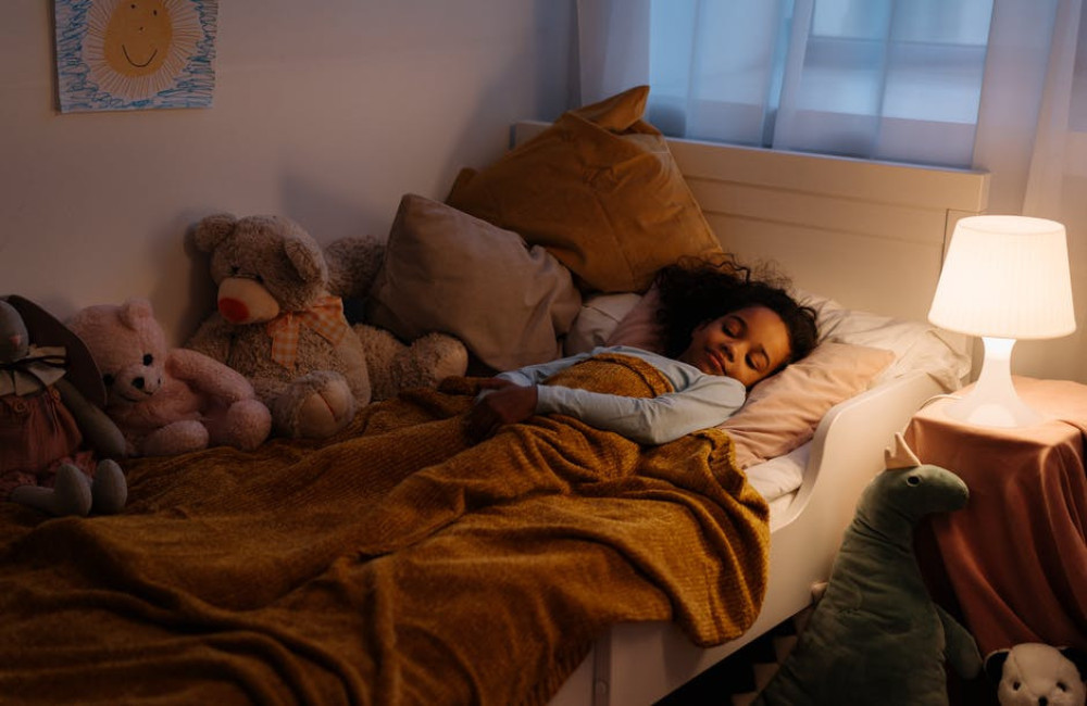 Wat betekent het als een kind plotseling niet meer wil slapen bij mama?