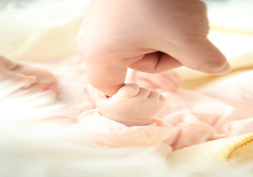 Waarom slapen baby’s met hun armen omhoog?